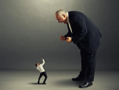 Βίντεο: Εταιρεία μαστιγώνει πωλητές, τους βάζει να τρώνε κατσαρίδες & να πίνουν ούρα επειδή δεν έπιασαν τους στόχους